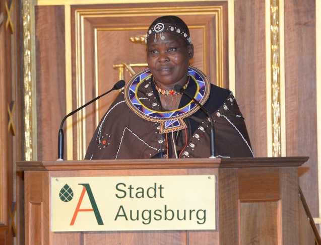 Selline Korir receiving the Mietek Pamper Award in Augsburg